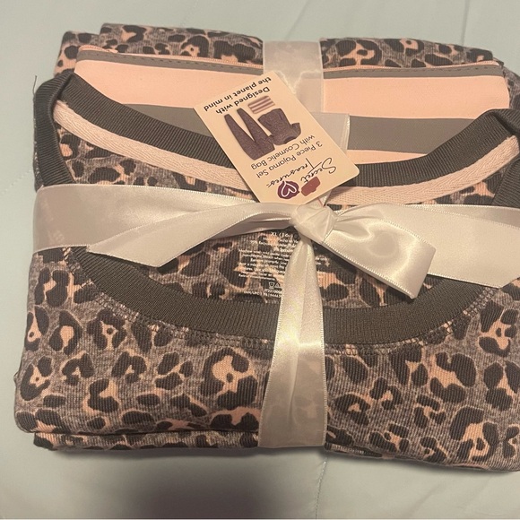Secret Treasures Other - New Secret Treasures 3 Gray Piece Pajama Set with Cosmetic Bag. Size XL (16-18)
